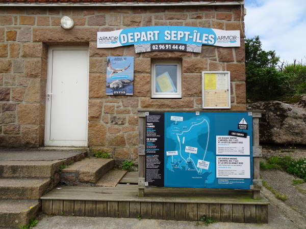 The office for the ferry which was closed and did not seem to stop in Ploumanac'h in late June