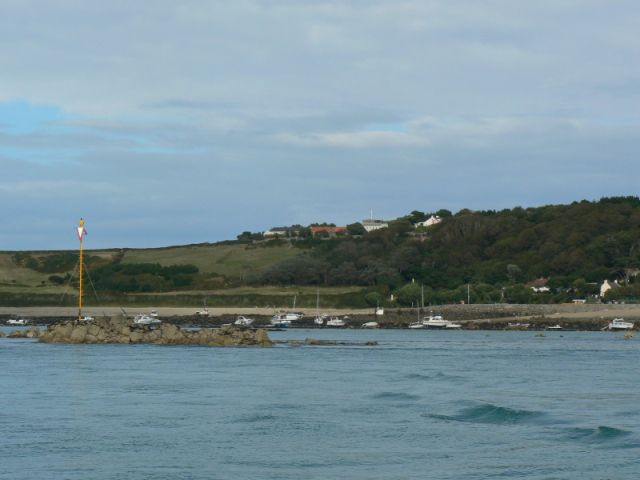 A view of the Harbour at low tide from Vermerette. Note the 2 barrels above the harbour wall which should be lined up. This will take you the other side (south) of Vermerette.